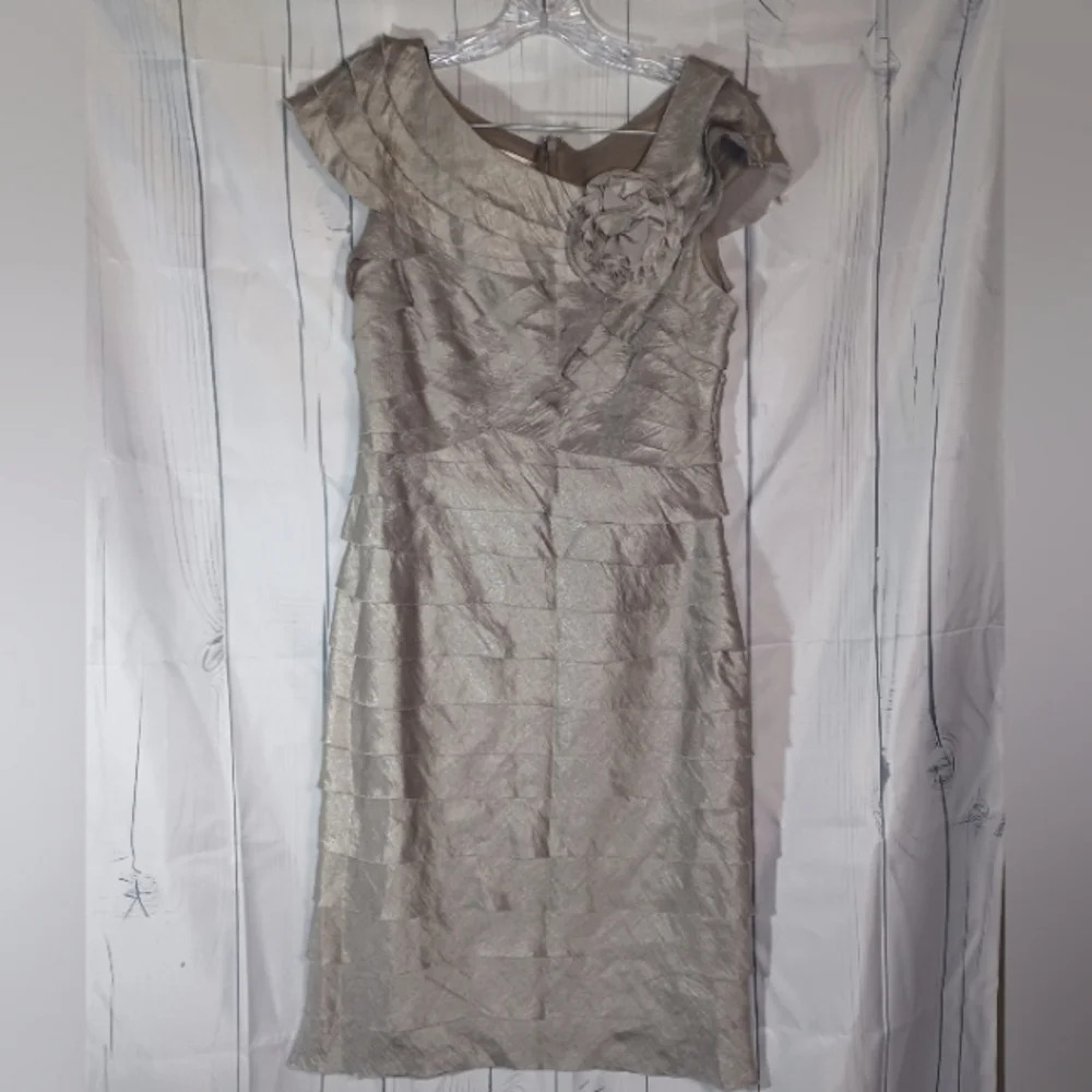 London Times sleevless tiered Ruffle dress